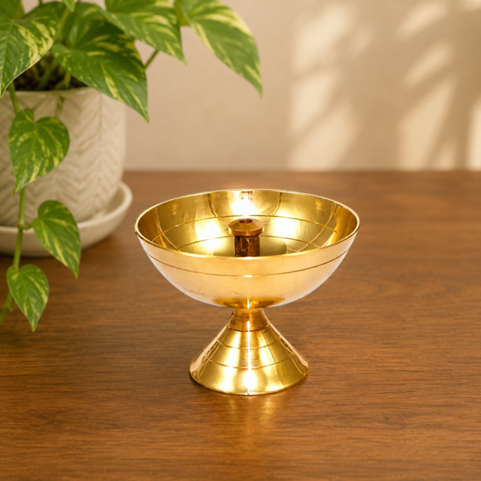 Traditional Brass Diya Vilakku Oil Lamp for Pooja and Decor
