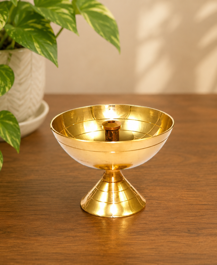 Traditional Brass Diya Vilakku Oil Lamp for Pooja and Decor